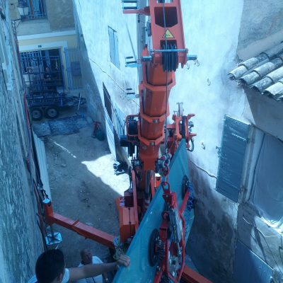 Grue pour acheminer des dalles de sol en verre